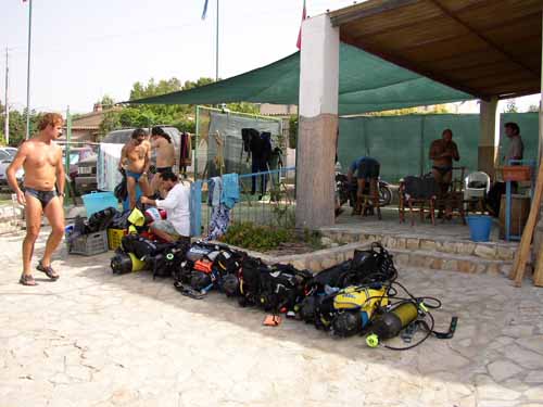 Preparazione delle attrezzature sulla banchina.
