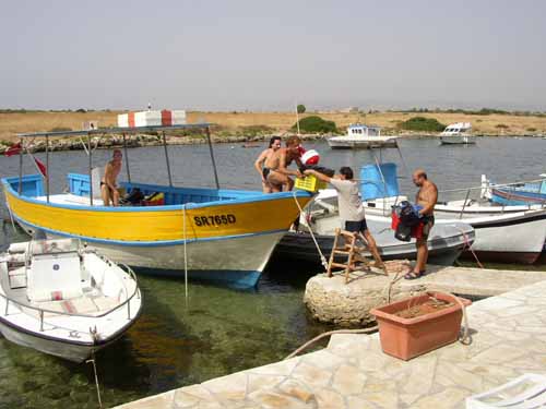 Ore 9,00. Caricamento delle attrezzature sulla barca appositamente attrezzata per i sub.