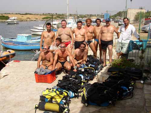 Foto di gruppo dinanzi alla banchina del club.
