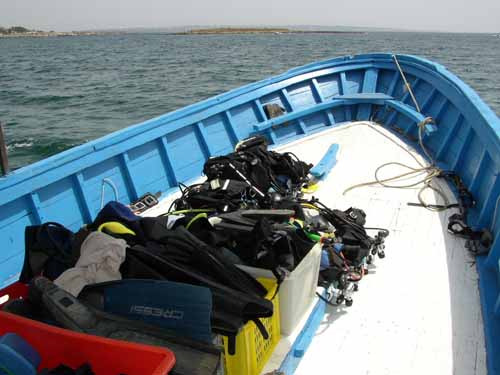 Ore 9,30 Partenza. La barca si allontana dal porticciolo di Ognina, sede del diving center, per raggiungere il punto dell'immersione.