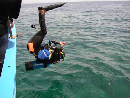 Tuffo dalla barca.