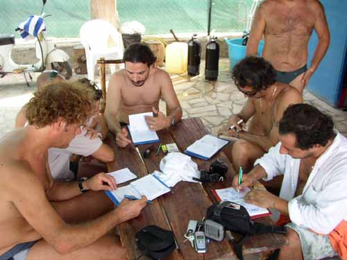 Si  preparano le shede con i dati relativi a luogo dell'immersione, profondit...attrezzatura utilizzata.
