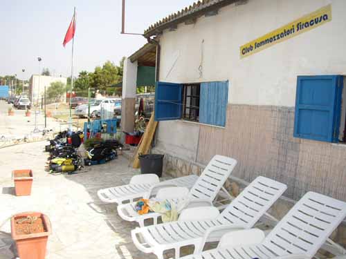 Veduta laterale del club.