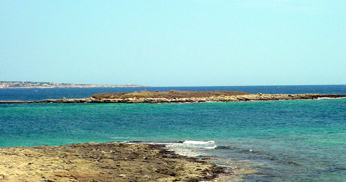 Altra immagine dell'isola all'uscita del porto