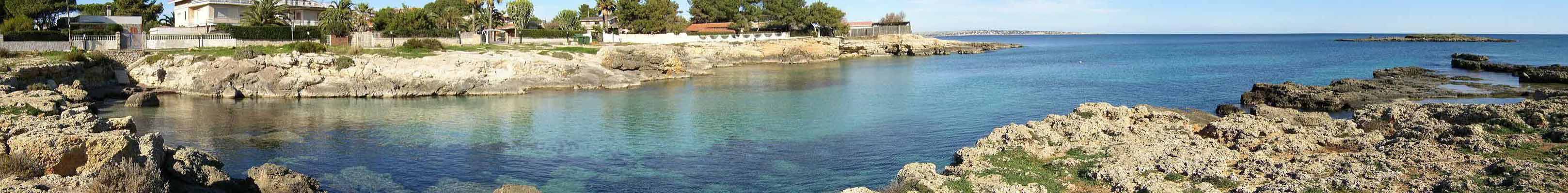 Panoramica spiaggetta di Ognina con sguardo sull'isola.