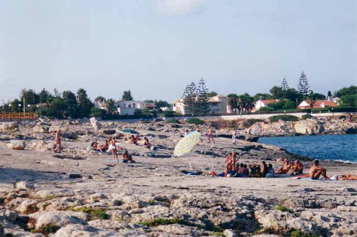 Bagnanti agli scogli piatti di Ognina