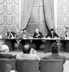 La riunione del Consiglio comunale del 28/02/2002. Al tavolo il sindaco Titti Bufardeci, il presidente Ferdinando Messina e l'assessore Paolo Reale.